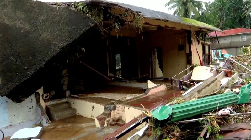 Setidaknya 22 orang meninggal dunia dan lima orang lainnya hilang akibat hujan lebat yang memicu banjir bandang dan longsor di Kerala, India. (REUTERS/REUTERS TV) Setidaknya 22 orang meninggal dunia dan lima orang lainnya hilang akibat hujan lebat yang memicu banjir bandang dan longsor di Kerala, India. (REUTERS/REUTERS TV)