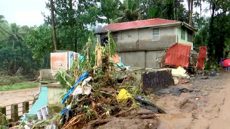 Setidaknya 22 orang meninggal dunia dan lima orang lainnya hilang akibat hujan lebat yang memicu banjir bandang dan longsor di Kerala, India. (REUTERS/REUTERS TV)