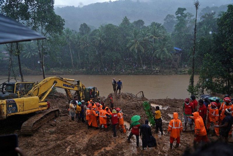 Setidaknya 22 orang meninggal dunia dan lima orang lainnya hilang akibat hujan lebat yang memicu banjir bandang dan longsor di Kerala, India. (REUTERS/REUTERS TV) Setidaknya 22 orang meninggal dunia dan lima orang lainnya hilang akibat hujan lebat yang memicu banjir bandang dan longsor di Kerala, India. (REUTERS/REUTERS TV)