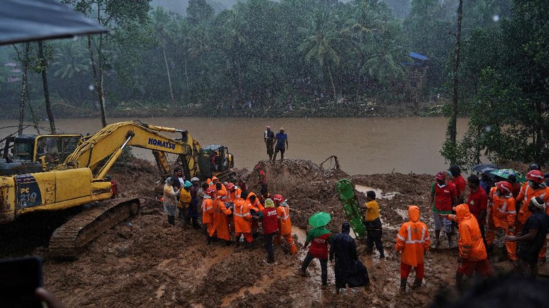 Setidaknya 22 orang meninggal dunia dan lima orang lainnya hilang akibat hujan lebat yang memicu banjir bandang dan longsor di Kerala, India. (REUTERS/REUTERS TV)