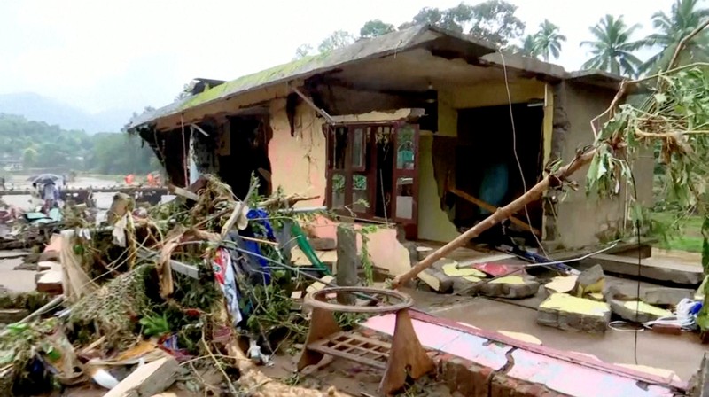 Setidaknya 22 orang meninggal dunia dan lima orang lainnya hilang akibat hujan lebat yang memicu banjir bandang dan longsor di Kerala, India. (REUTERS/REUTERS TV) Setidaknya 22 orang meninggal dunia dan lima orang lainnya hilang akibat hujan lebat yang memicu banjir bandang dan longsor di Kerala, India. (REUTERS/REUTERS TV)