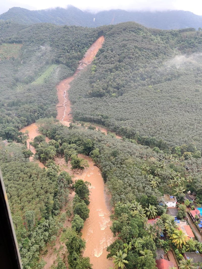 Setidaknya 22 orang meninggal dunia dan lima orang lainnya hilang akibat hujan lebat yang memicu banjir bandang dan longsor di Kerala, India. (REUTERS/REUTERS TV) Setidaknya 22 orang meninggal dunia dan lima orang lainnya hilang akibat hujan lebat yang memicu banjir bandang dan longsor di Kerala, India. (REUTERS/REUTERS TV)