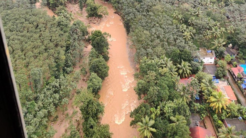 Setidaknya 22 orang meninggal dunia dan lima orang lainnya hilang akibat hujan lebat yang memicu banjir bandang dan longsor di Kerala, India. (REUTERS/REUTERS TV)