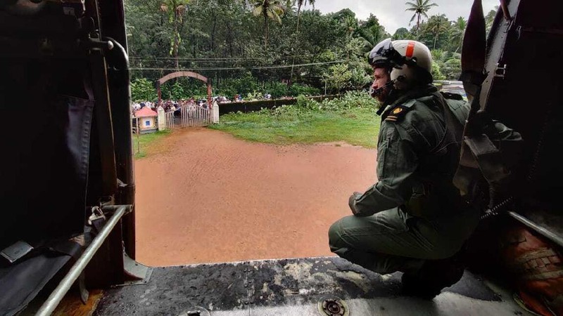 Setidaknya 22 orang meninggal dunia dan lima orang lainnya hilang akibat hujan lebat yang memicu banjir bandang dan longsor di Kerala, India. (REUTERS/REUTERS TV)