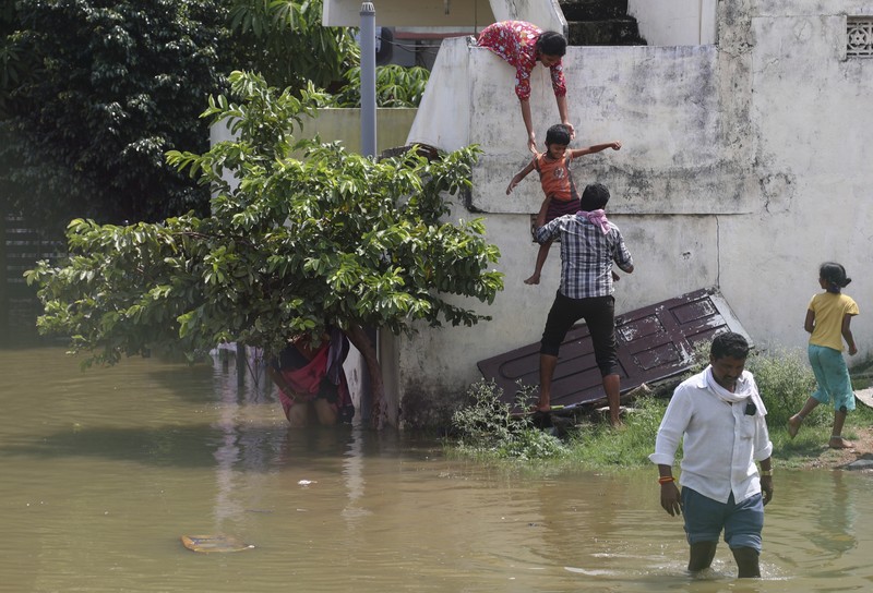Setidaknya 22 orang meninggal dunia dan lima orang lainnya hilang akibat hujan lebat yang memicu banjir bandang dan longsor di Kerala, India. (REUTERS/REUTERS TV) Setidaknya 22 orang meninggal dunia dan lima orang lainnya hilang akibat hujan lebat yang memicu banjir bandang dan longsor di Kerala, India. (REUTERS/REUTERS TV)