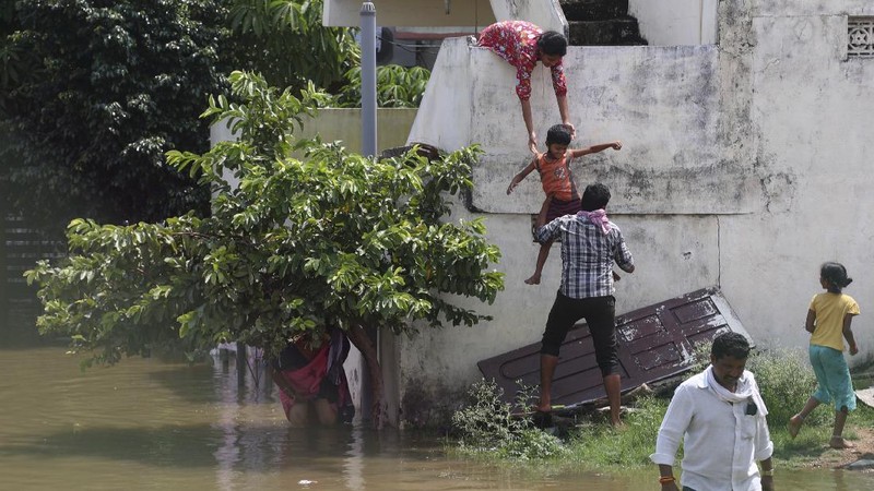 Setidaknya 22 orang meninggal dunia dan lima orang lainnya hilang akibat hujan lebat yang memicu banjir bandang dan longsor di Kerala, India. (REUTERS/REUTERS TV)