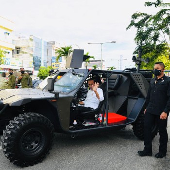 Gaya Gagah Jokowi Tunggangi Rantis P6 ATAV V1 Paspampres
