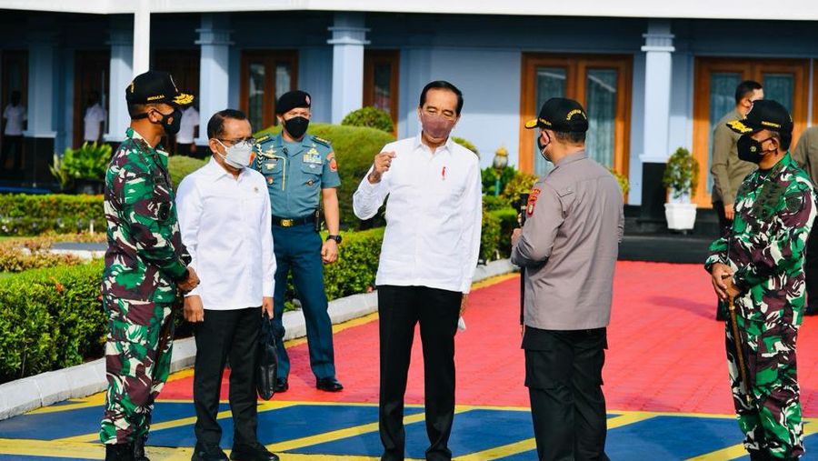 Presiden Jokowi Bertolak ke Kalimantan Utara dalam rangka kunjungan kerja, Selasa (19/10/2021). (Foto: BPMI Setpres/Laily Rachev)