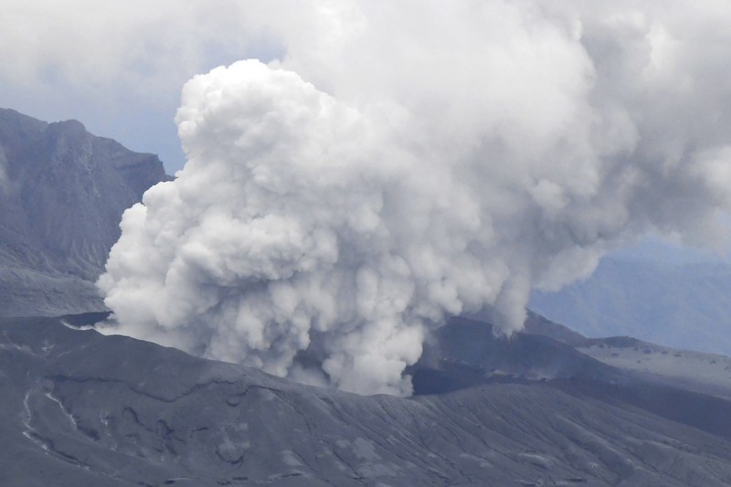 Letusan Gunung Aso Jepang A video grab from the Japan Meteorological Agency's live camera image shows an eruption of Mount Aso in Aso, Kumamoto prefecture, southwestern Japan, October 20, 2021. Japan Meteorological Agency/Handout via REUTERS ATTENTION EDITORS - THIS IMAGE WAS PROVIDED BY A THIRD PARTY. MANDATORY CREDIT.
