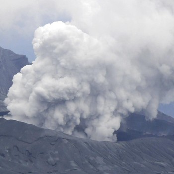 Ngeri! Ini Penampakan Meletusnya Gunung Aso di Jepang