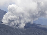 Ngeri! Ini Penampakan Meletusnya Gunung Aso di Jepang