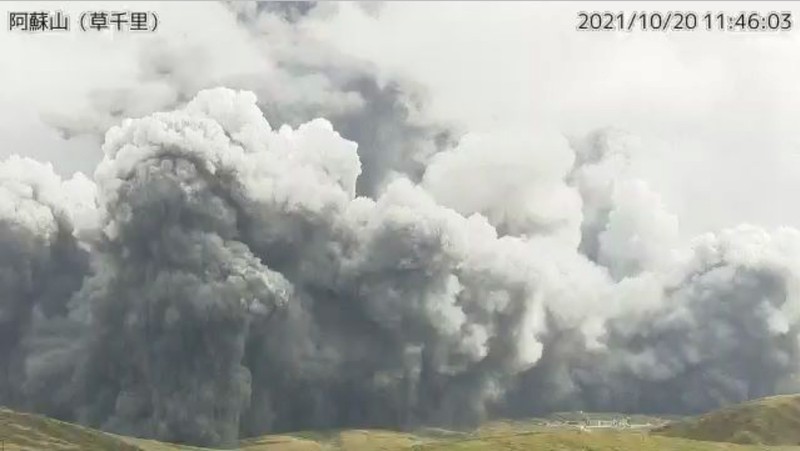 Letusan Gunung Aso Jepang A video grab from the Japan Meteorological Agency's live camera image shows an eruption of Mount Aso in Aso, Kumamoto prefecture, southwestern Japan, October 20, 2021. Japan Meteorological Agency/Handout via REUTERS ATTENTION EDITORS - THIS IMAGE WAS PROVIDED BY A THIRD PARTY. MANDATORY CREDIT.