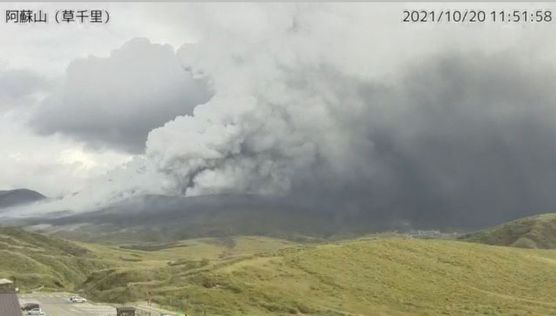 Letusan Gunung Aso Jepang A video grab from the Japan Meteorological Agency's live camera image shows an eruption of Mount Aso in Aso, Kumamoto prefecture, southwestern Japan, October 20, 2021. Japan Meteorological Agency/Handout via REUTERS ATTENTION EDITORS - THIS IMAGE WAS PROVIDED BY A THIRD PARTY. MANDATORY CREDIT.
