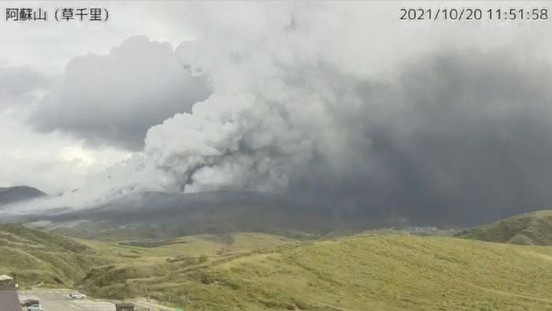 A video grab from the Japan Meteorological Agency's live camera image shows an eruption of Mount Aso in Aso, Kumamoto prefecture, southwestern Japan, October 20, 2021. Japan Meteorological Agency/Handout via REUTERS     ATTENTION EDITORS - THIS IMAGE WAS PROVIDED BY A THIRD PARTY. MANDATORY CREDIT.