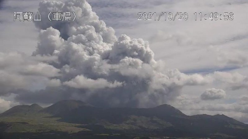 A video grab from the Japan Meteorological Agency's live camera image shows an eruption of Mount Aso in Aso, Kumamoto prefecture, southwestern Japan, October 20, 2021. Japan Meteorological Agency/Handout via REUTERS     ATTENTION EDITORS - THIS IMAGE WAS PROVIDED BY A THIRD PARTY. MANDATORY CREDIT.