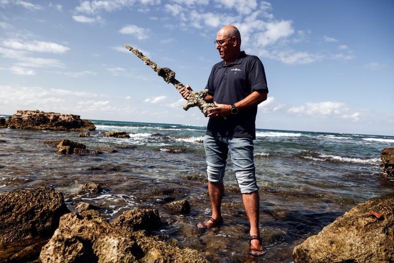 Penemuan pedang kuno berusia ratusan tahun di lepas pantai Haifa, Israel A sword believed to have belonged to a Crusader who sailed to the Holy Land almost a millennium ago lays on the beach near to where it was recovered from the Mediterranean seabed by an amateur diver, the Israel Antiquities Authority said, Caesarea, Israel October 18, 2021. REUTERS/Ronen Zvulun
