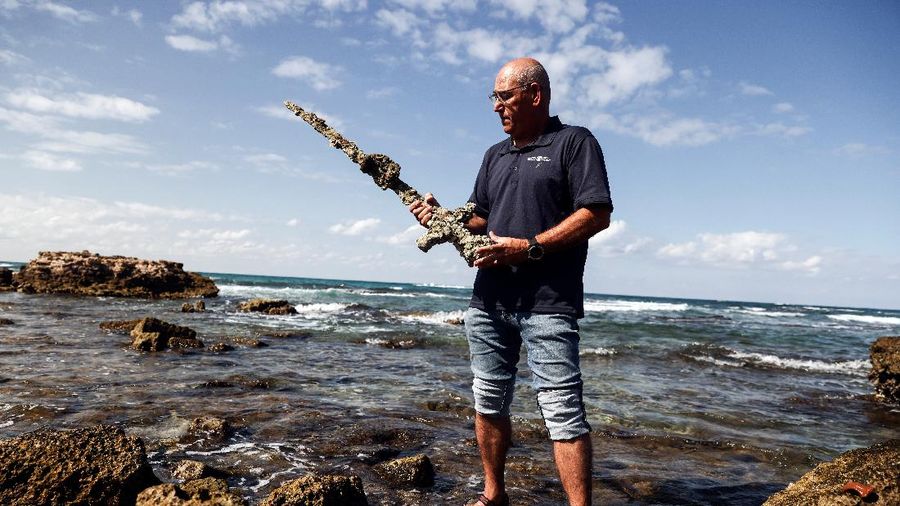 A sword believed to have belonged to a Crusader who sailed to the Holy Land almost a millennium ago lays on the beach near to where it was recovered from the Mediterranean seabed by an amateur diver, the Israel Antiquities Authority said, Caesarea, Israel October 18, 2021. REUTERS/Ronen Zvulun