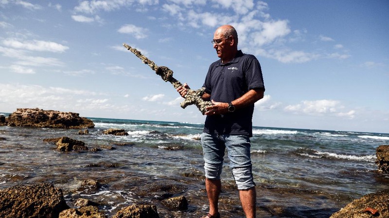 A sword believed to have belonged to a Crusader who sailed to the Holy Land almost a millennium ago lays on the beach near to where it was recovered from the Mediterranean seabed by an amateur diver, the Israel Antiquities Authority said, Caesarea, Israel October 18, 2021. REUTERS/Ronen Zvulun