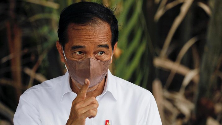 Indonesian President Joko Widodo wearing a protective mask gestures during an interview in Bebatu, near Tarakan, North Kalimantan province, Indonesia, October 19, 2021. REUTERS/Willy Kurniawan