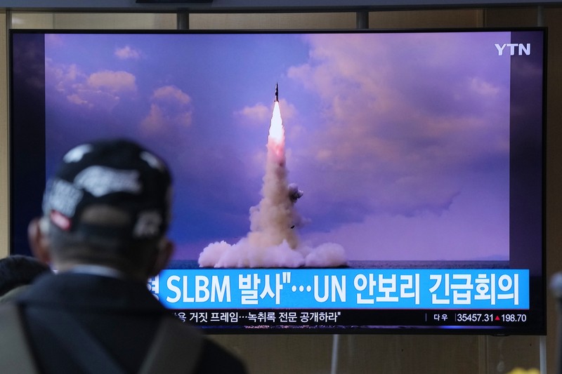 Uji Coba Rudal korea utara dari Kapal Selam This photo provided by the North Korean government shows a ballistic missile launched from a submarine Tuesday, Oct. 19, 2021, in North Korea. North Korea announced Wednesday, Oct. 20, 2021 that it had tested a newly developed missile designed to be launched from a submarine, the first such weapons test in two years and one it says will bolster its military’s underwater operational capability. Independent journalists were not given access to cover the event depicted in this image distributed by the North Korean government. The content of this image is as provided and cannot be independently verified. Korean language watermark on image as provided by source reads: