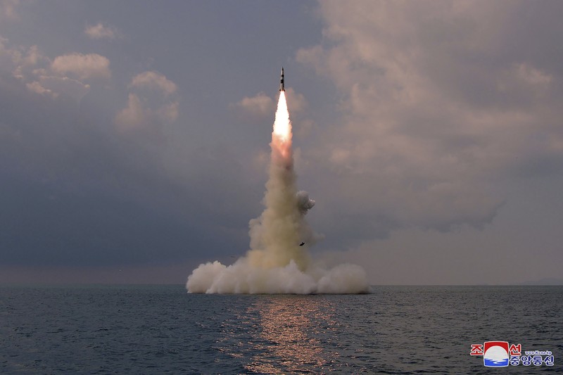 Uji Coba Rudal korea utara dari Kapal Selam This photo provided by the North Korean government shows a ballistic missile launched from a submarine Tuesday, Oct. 19, 2021, in North Korea. North Korea announced Wednesday, Oct. 20, 2021 that it had tested a newly developed missile designed to be launched from a submarine, the first such weapons test in two years and one it says will bolster its military’s underwater operational capability. Independent journalists were not given access to cover the event depicted in this image distributed by the North Korean government. The content of this image is as provided and cannot be independently verified. Korean language watermark on image as provided by source reads: