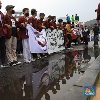 Intip Aksi Mahasiswa BEM SI Demo 7 Tahun Pemerintahan Jokowi