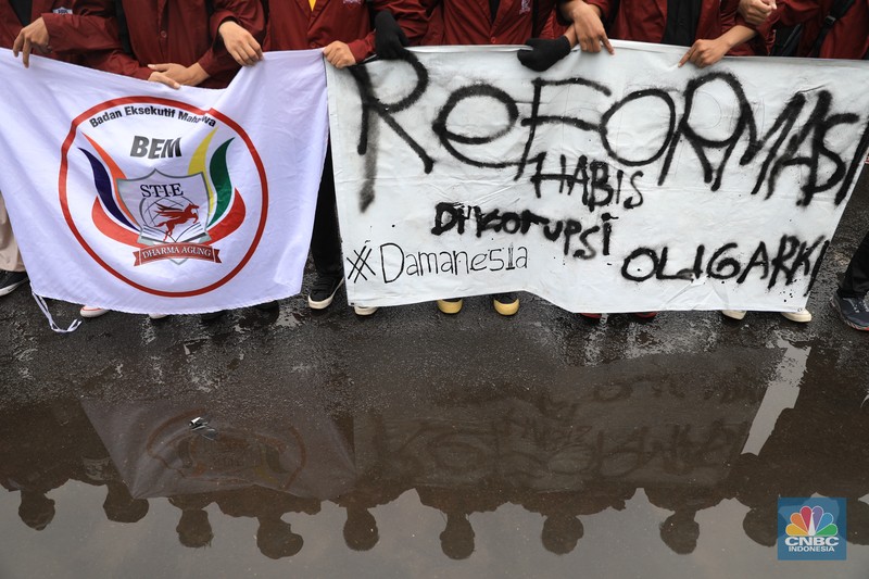 Demo mahasiswa di Patung Kuda, Jakarta, Kamis (21/10/2021). (CNBC Indonesia/Muhammad Sabki) Demo mahasiswa di Patung Kuda, Jakarta, Kamis (21/10/2021). (CNBC Indonesia/Muhammad Sabki)