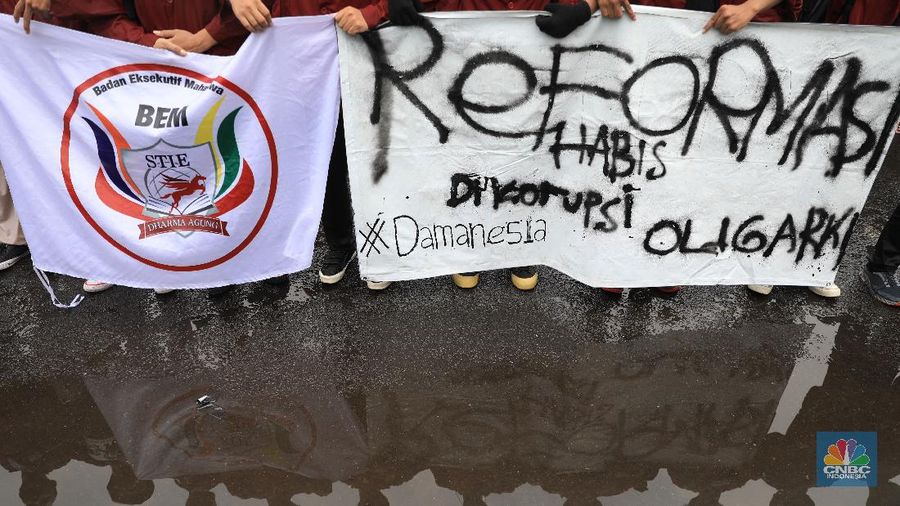 Demo mahasiswa di Patung Kuda, Jakarta, Kamis (21/10/2021). (CNBC Indonesia/Muhammad Sabki)