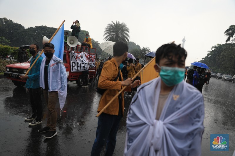Demo mahasiswa di Patung Kuda, Jakarta, Kamis (21/10/2021). (CNBC Indonesia/Muhammad Sabki)
