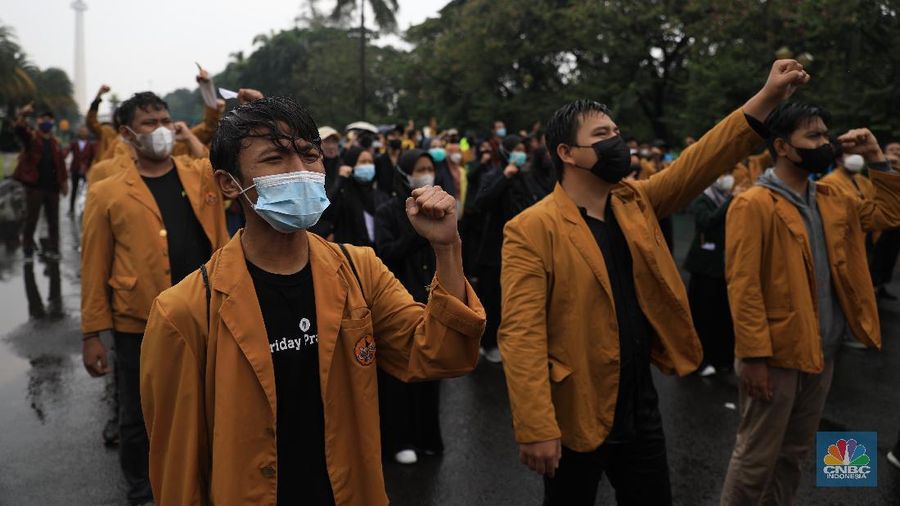 Demo mahasiswa di Patung Kuda, Jakarta, Kamis (21/10/2021). (CNBC Indonesia/Muhammad Sabki)