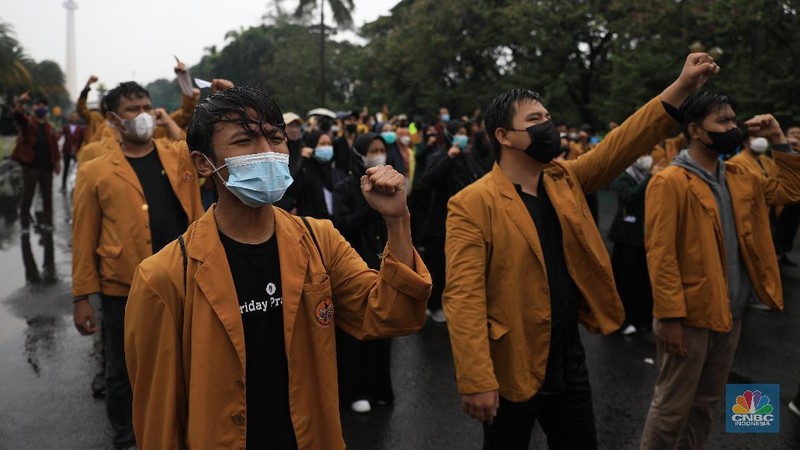 Demo mahasiswa di Patung Kuda, Jakarta, Kamis (21/10/2021). (CNBC Indonesia/Muhammad Sabki)