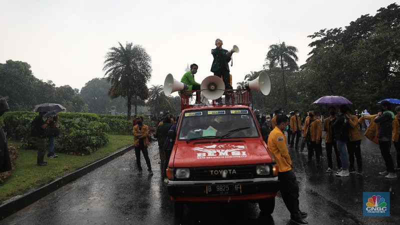 Demo mahasiswa di Patung Kuda, Jakarta, Kamis (21/10/2021). (CNBC Indonesia/Muhammad Sabki)