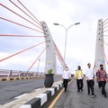 Naik Rantis, Jokowi Resmikan Jembatan Lengkung Pertama di RI