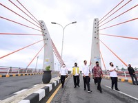 Naik Rantis, Jokowi Resmikan Jembatan Lengkung Pertama di RI