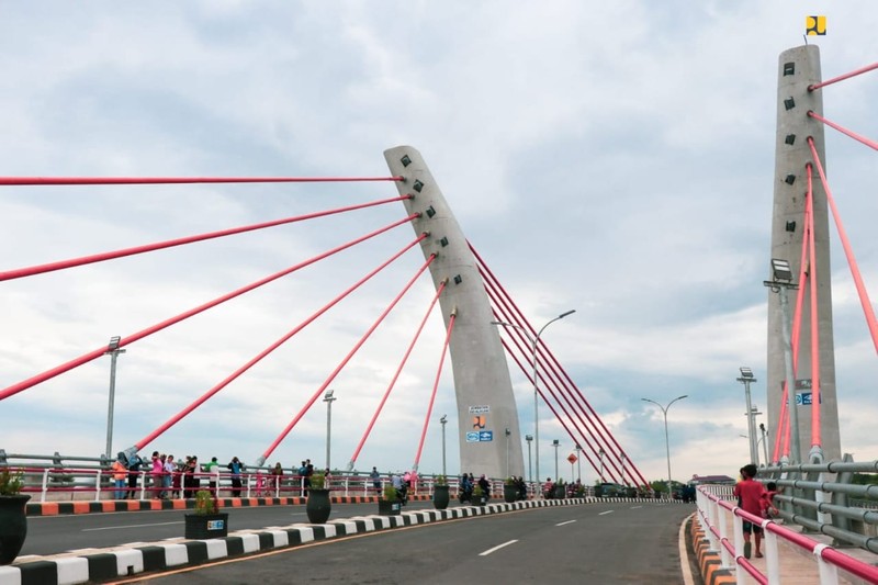Presiden Jokowi Resmikan Jembatan Sei Alalak, Struktur Unik Cable Stayed Melengkung Asimetrik. (Dok: PUPR)