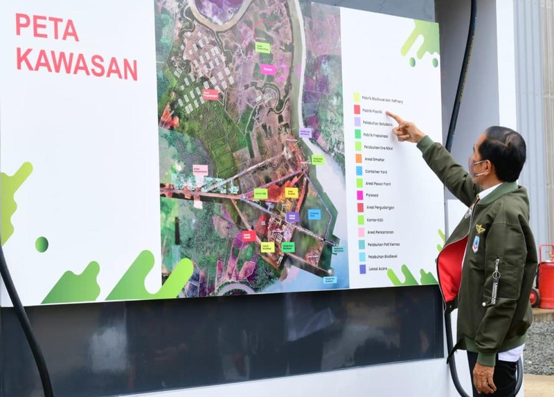 Presiden Jokowi saat meresmikan pabrik biodiesel milik PT Jhonlin Agro Raya di Kabupaten Tanah Bumbu, Provinsi Kalimantan Selatan, pada Kamis, 21 Oktober 2021. (Dok: Biro Pers Sekretariat Presiden)