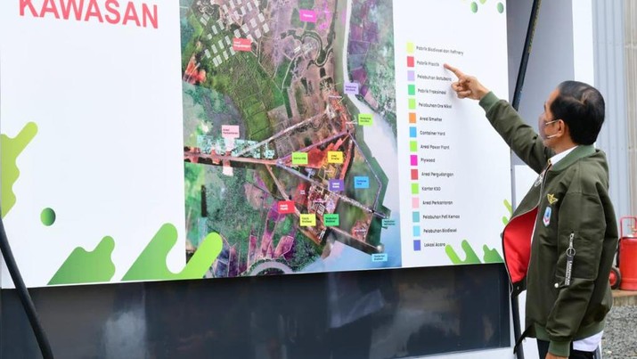 Presiden Jokowi saat meresmikan pabrik biodiesel milik PT Jhonlin Agro Raya di Kabupaten Tanah Bumbu, Provinsi Kalimantan Selatan, pada Kamis, 21 Oktober 2021. (Dok: Biro Pers Sekretariat Presiden)