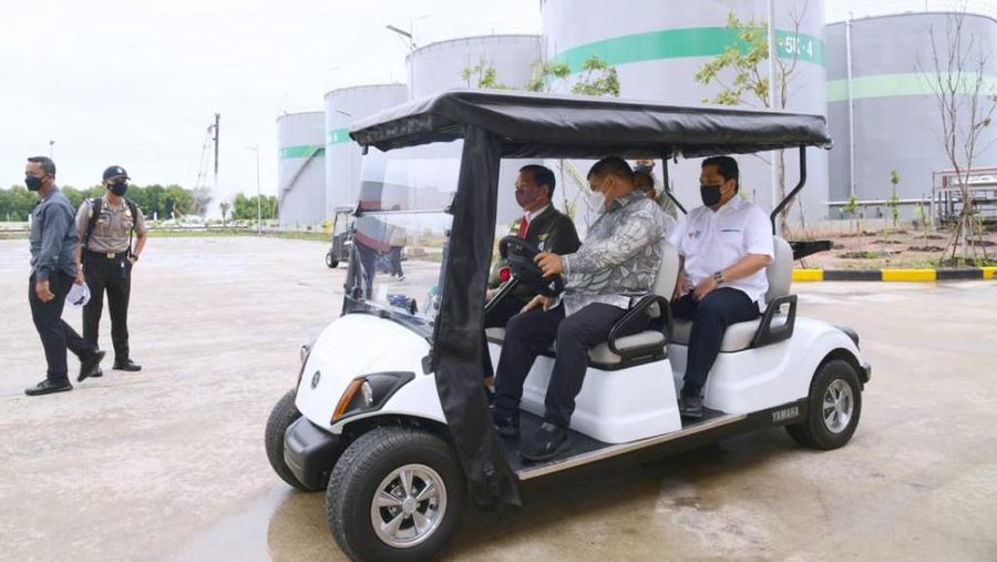 Presiden Jokowi saat meresmikan pabrik biodiesel milik PT Jhonlin Agro Raya di Kabupaten Tanah Bumbu, Provinsi Kalimantan Selatan, pada Kamis, 21 Oktober 2021. (Dok: Biro Pers Sekretariat Presiden)