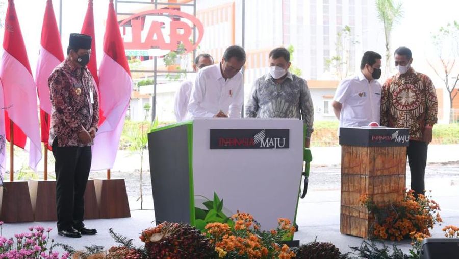 Presiden Jokowi saat meresmikan pabrik biodiesel milik PT Jhonlin Agro Raya di Kabupaten Tanah Bumbu, Provinsi Kalimantan Selatan, pada Kamis, 21 Oktober 2021. (Dok: Biro Pers Sekretariat Presiden)