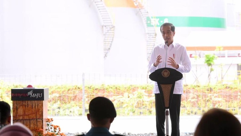 Presiden Jokowi saat meresmikan pabrik biodiesel milik PT Jhonlin Agro Raya di Kabupaten Tanah Bumbu, Provinsi Kalimantan Selatan, pada Kamis, 21 Oktober 2021. (Dok: Biro Pers Sekretariat Presiden)