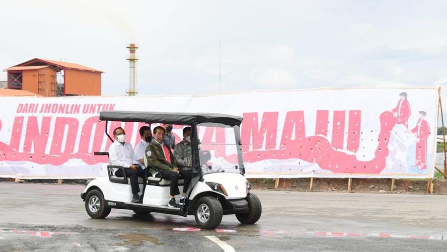 Presiden Jokowi saat meresmikan pabrik biodiesel milik PT Jhonlin Agro Raya di Kabupaten Tanah Bumbu, Provinsi Kalimantan Selatan, pada Kamis, 21 Oktober 2021. (Dok: Biro Pers Sekretariat Presiden)