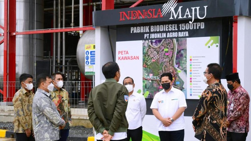 Presiden Jokowi saat meresmikan pabrik biodiesel milik PT Jhonlin Agro Raya di Kabupaten Tanah Bumbu, Provinsi Kalimantan Selatan, pada Kamis, 21 Oktober 2021. (Dok: Biro Pers Sekretariat Presiden)