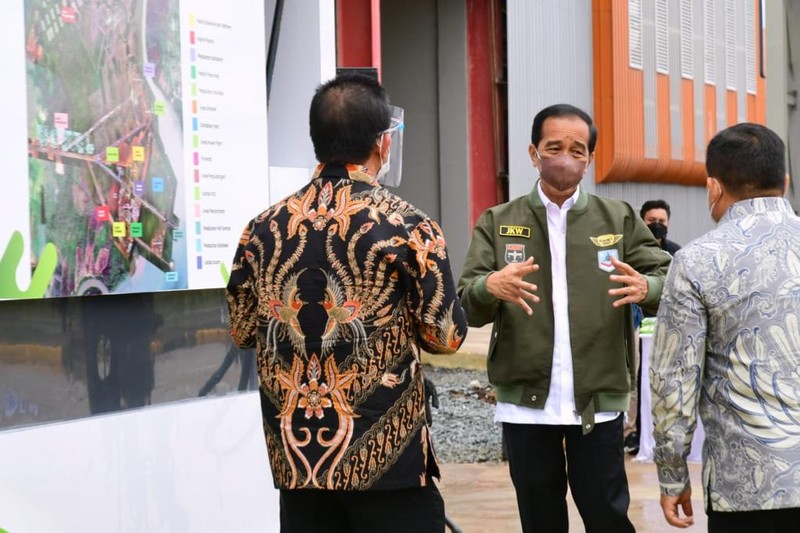 Presiden Jokowi saat meresmikan pabrik biodiesel milik PT Jhonlin Agro Raya di Kabupaten Tanah Bumbu, Provinsi Kalimantan Selatan, pada Kamis, 21 Oktober 2021. (Dok: Biro Pers Sekretariat Presiden)