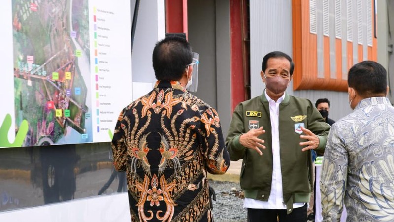 Presiden Jokowi saat meresmikan pabrik biodiesel milik PT Jhonlin Agro Raya di Kabupaten Tanah Bumbu, Provinsi Kalimantan Selatan, pada Kamis, 21 Oktober 2021. (Dok: Biro Pers Sekretariat Presiden)