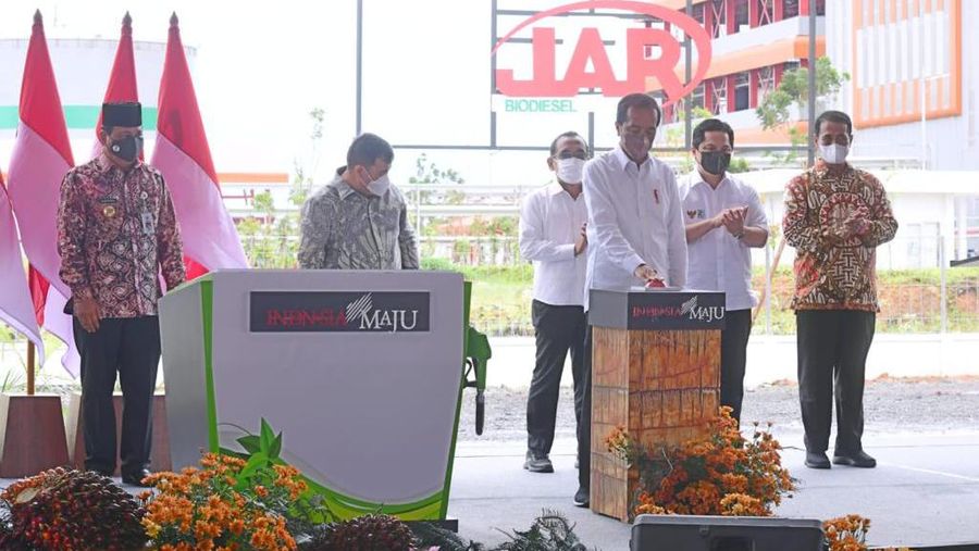 Presiden Jokowi saat meresmikan pabrik biodiesel milik PT Jhonlin Agro Raya di Kabupaten Tanah Bumbu, Provinsi Kalimantan Selatan, pada Kamis, 21 Oktober 2021. (Dok: Biro Pers Sekretariat Presiden)