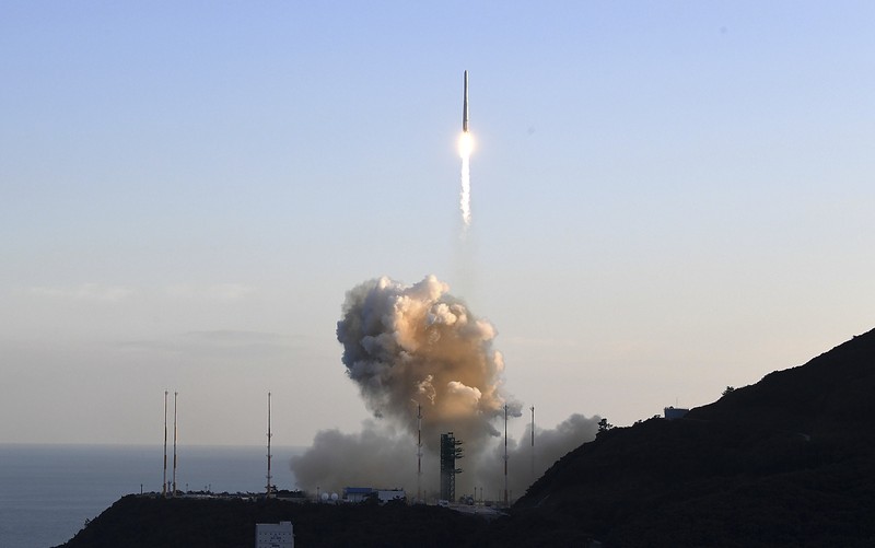 Roket Luar Angkasa Korea Selatan KSLV-II NURI. (Korea Pool via AP) Roket Luar Angkasa Korea Selatan KSLV-II NURI. (Korea Pool via AP)