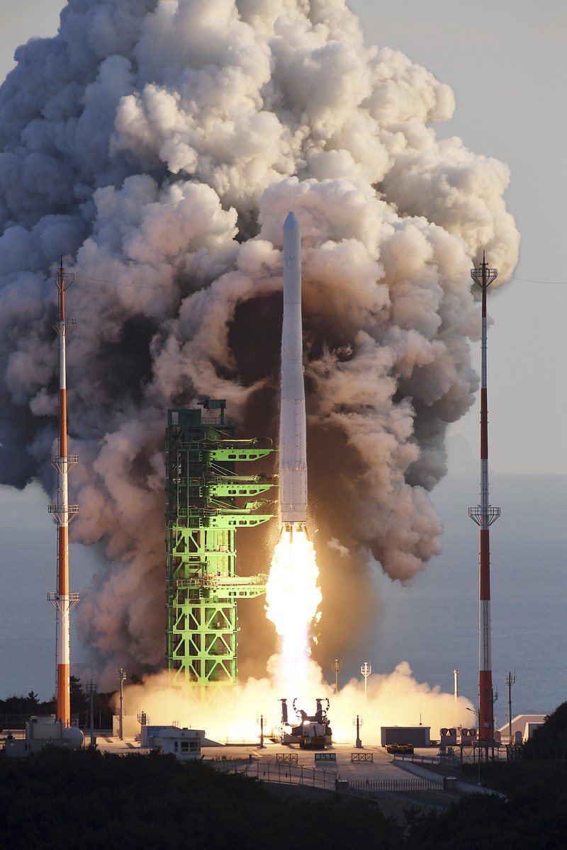 Roket Luar Angkasa Korea Selatan KSLV-II NURI.  (Korea Pool via AP)