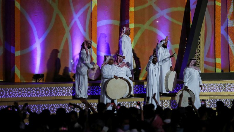 Kontroversi kini muncul di Arab Saudi. Pasalnya, dalam sebuah festival di kerajaan, muncul penari samba berpakaian minim. (Tangkapan layar Twitter/Screengrab)
