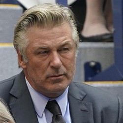 Alec Baldwin Buka Suara Soal Insiden Fatal Tembak Kru Film
