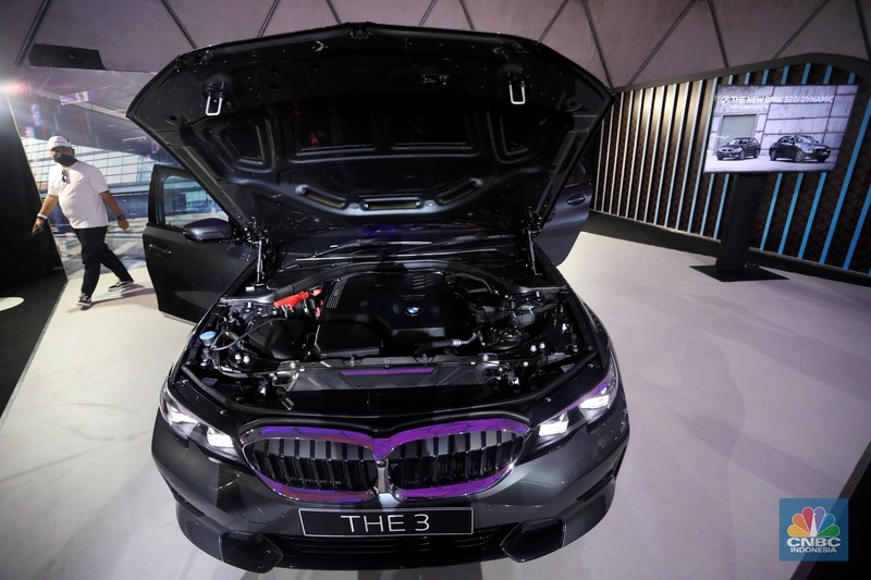 BMW 320i Dynamic  saat acara BMW Group Driving Experience 2021 di Senayan Park, Jumat (22/10/2021). Ini merupakan varian pengganti dari 320i sebelumnya yang hadir dalam trim Sport. (CNBC Indonesia/Andrean Kristianto)